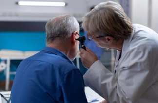 Médico examinando o ouvido de um paciente