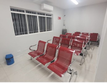 Sala de espera da Prolabor com cadeiras vermelhas
