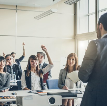 Turma participando de treinamento em sala de aula